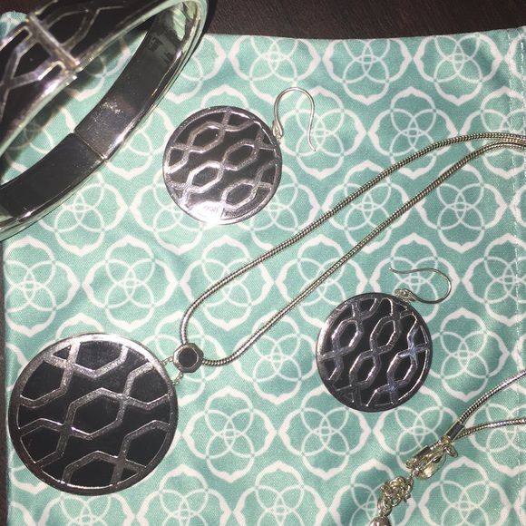 Earrings, necklace and bracelet set. - Picture 2 of 3